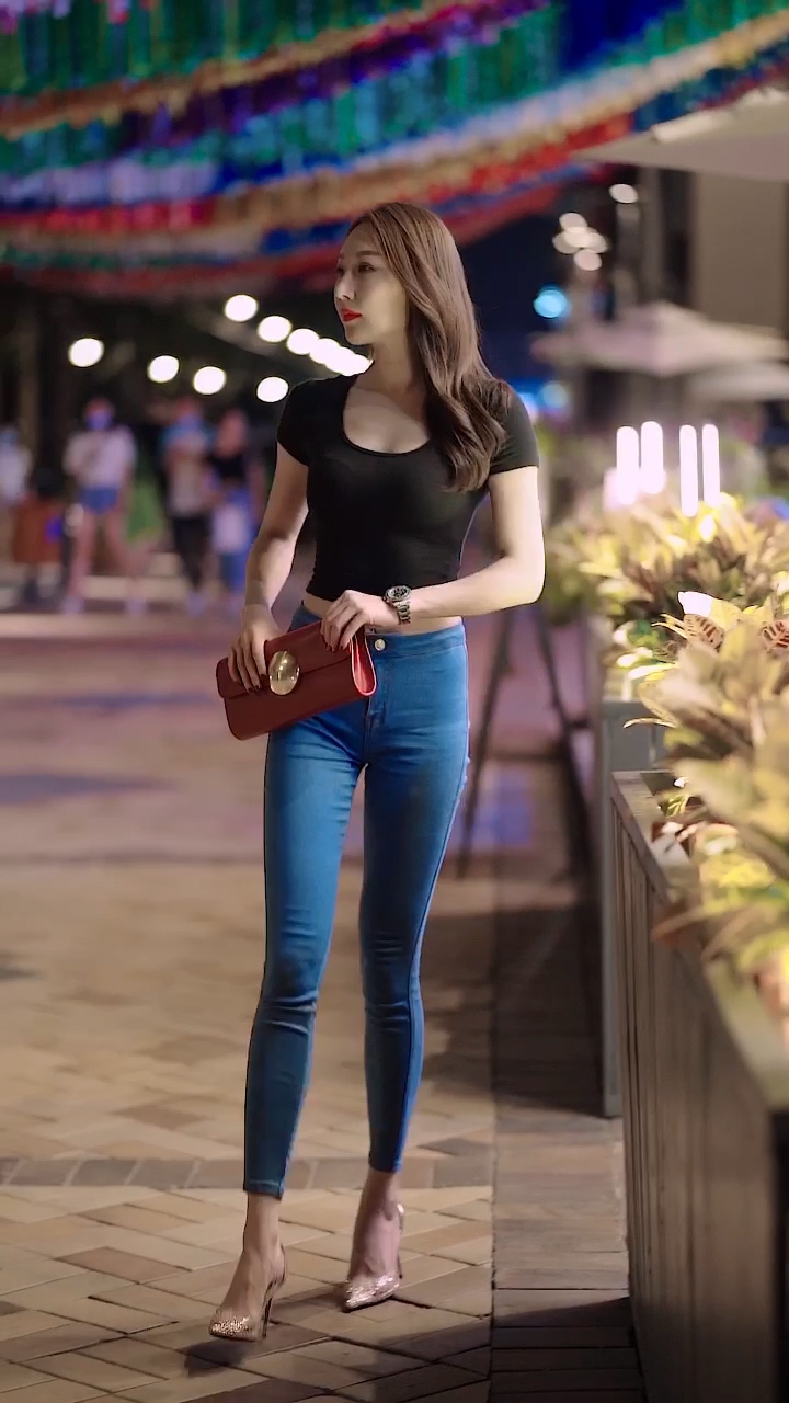 气场 轻熟风小姐姐，修身上衣勾勒完美好身材，轻轻一笑太迷人