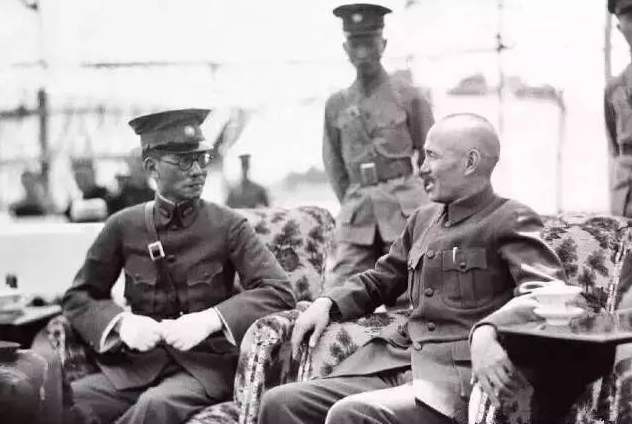 参谋长|红军团政委和参谋长腿都受重伤,跟部队走的成中将,留下的成百姓