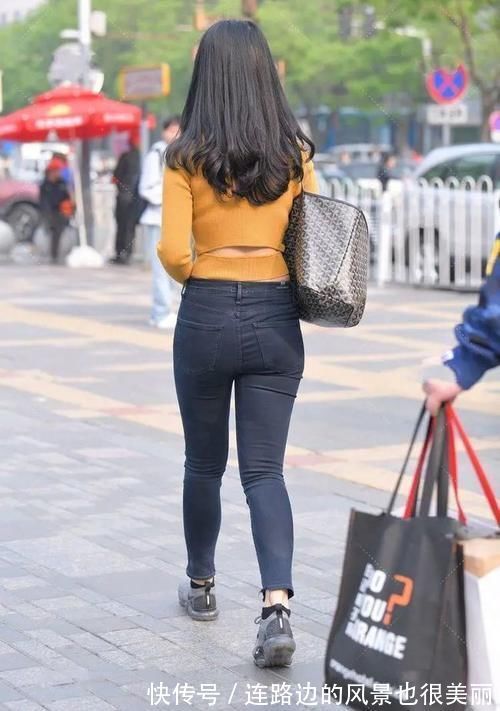 牛仔裤|牛仔裤搭配明黄针织衫,温暖而阳光,营造出明亮少女的感觉