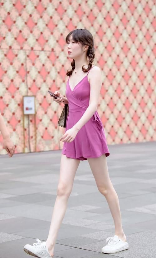 白色复古款短袖衬衣，搭配同色短款裙子，穿出高贵时尚的女性美