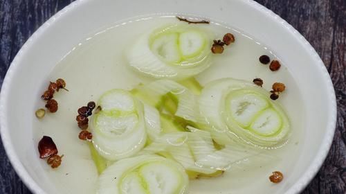 搅拌均匀|给肉馅去腥，放料酒是大忌，饭店大厨都这样做，肉馅鲜香没腥味