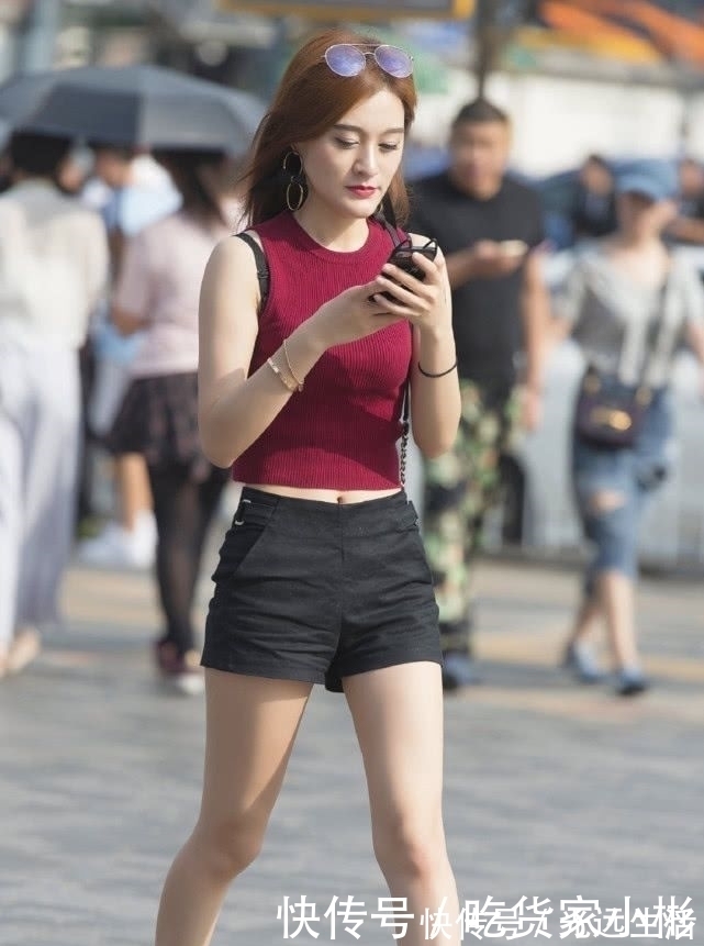 暗红色 暗红色针织背心搭配黑色短裤,简单舒适,彰显时尚辣妈的气质美