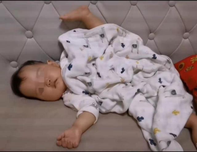 一字马|宝宝“一字马”睡姿走红,3个月会劈叉,网友:体操女王来了