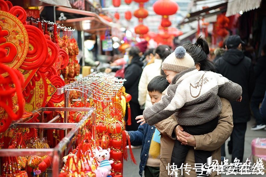 城隍庙|「新春走基层」城隍庙里购春联 家家户户迎新年「组图」