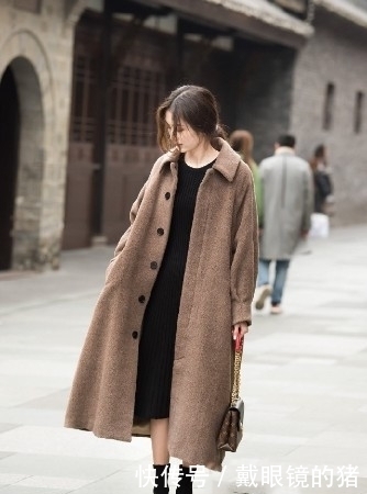 路人街拍,小姐姐选一件露脐的黑色背心做搭配,霸气又动人