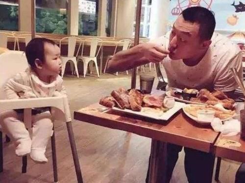 小棉袄|不走心爸爸送女儿蛋糕火了，看到上面的字，网友：吃了没文化的亏