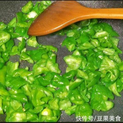 卵磷脂|低脂减脂不长胖，青椒炒蛋脆绿关键～记得这个步骤加点盐