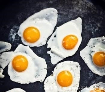 在家煎荷包蛋时,用凉油还是热油很多人多用错了油,难怪会粘锅!