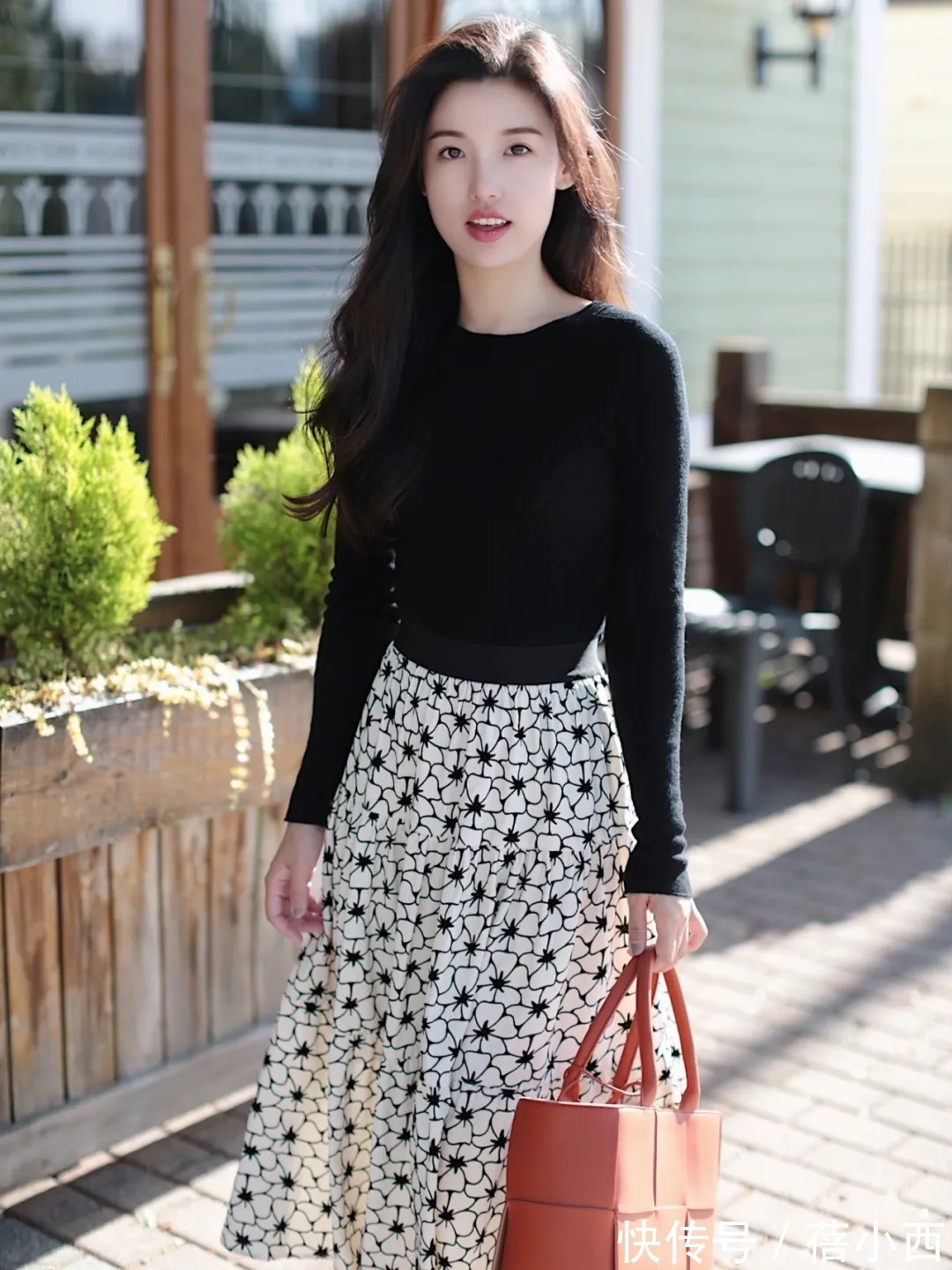 小姐姐|秋天建议30+女性多穿“黑色针织衫”,搭配半身裙,优雅到骨子里