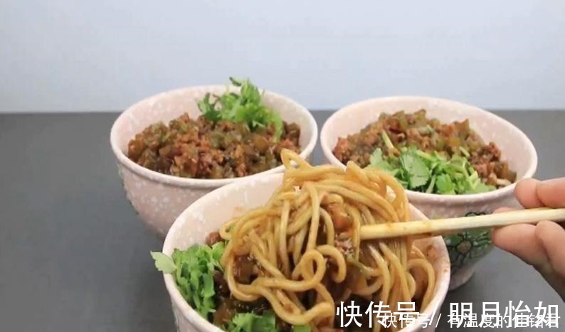 面点师|做炸酱面时,最忌出锅即吃,面点师记住这2点,面条劲道又滑爽