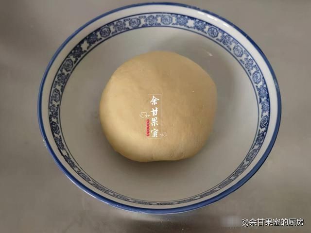 这道面食不用加水，制作过程简单，成品亮丽松软，无糖也甜美