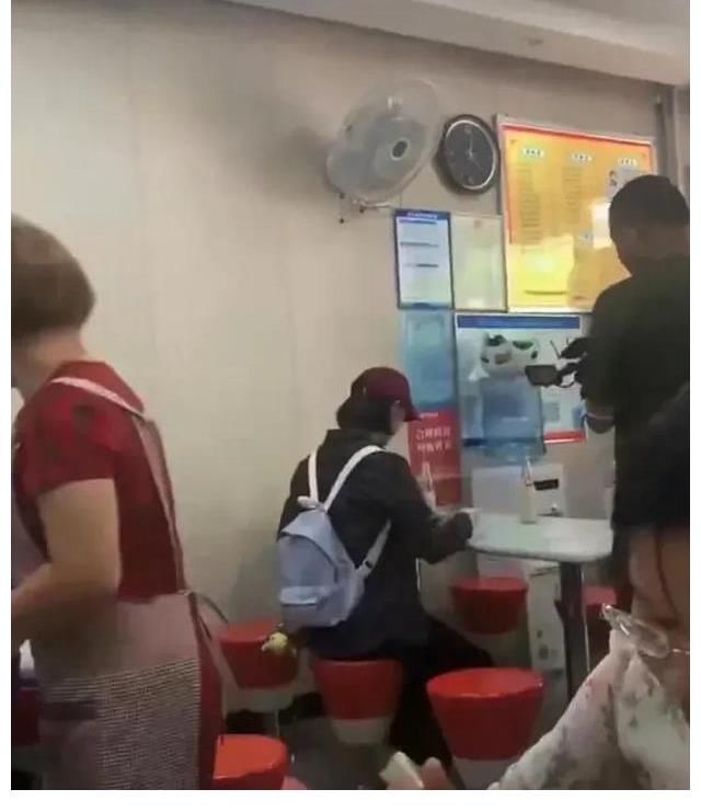 欧阳娜娜|欧阳娜娜来广西录制节目，品尝了特色老友粉，你知道在什么地方吗