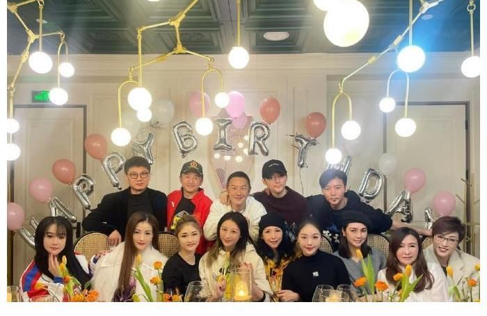 “披哥”怎么樣了？陳小春給應(yīng)采兒買戒指，趙文卓被東方衛(wèi)視重用