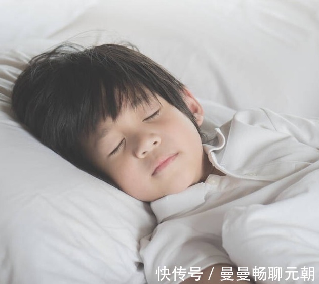 牛奶|8岁男孩停止发育,身高仅有1米!医生睡前多喝牛奶,能长个才怪