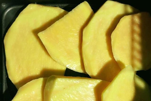 红薯最新吃法,不蒸不煮,简单一裹,老人小孩都爱吃