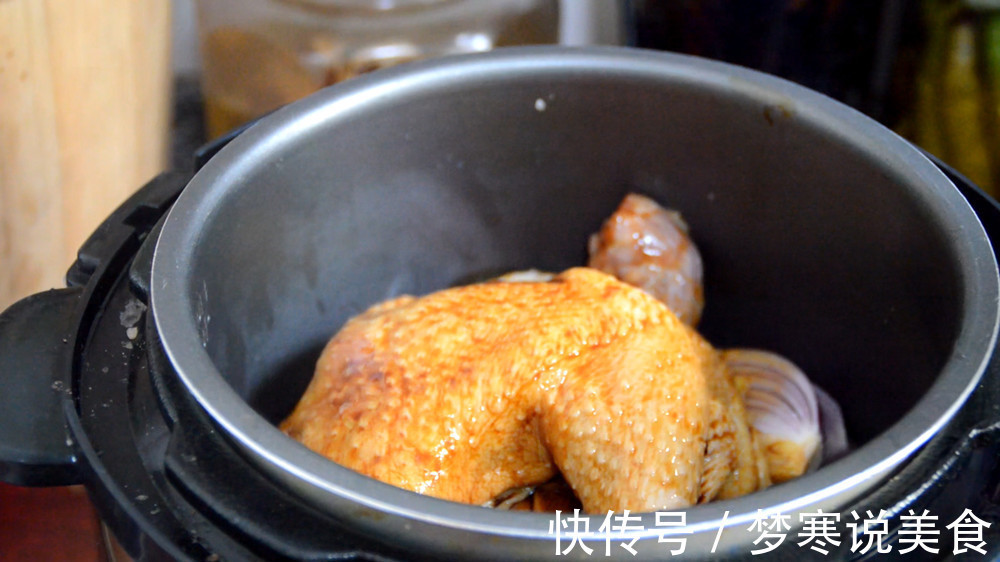 一只鸡直接扔入电饭煲里,不加油不加水,出锅比广东烧鸡好吃10倍