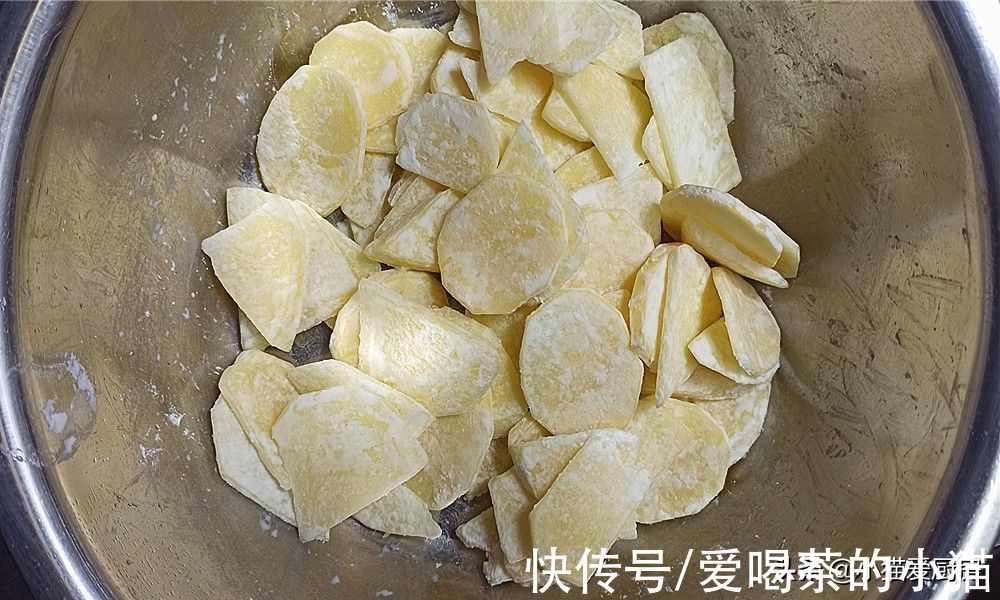 教你“干锅土豆片”做法，麻辣鲜香，特别开胃，冬天吃完浑身暖和