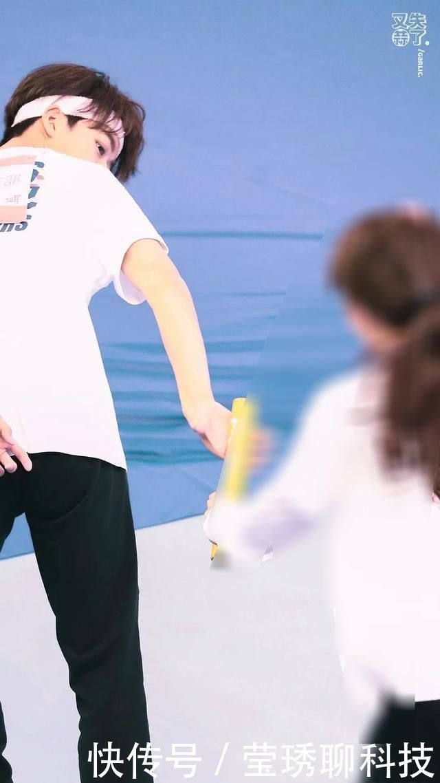 何洛洛 男女混合接力赛中王艺瑾摔倒,在和何洛洛交接棒中出现重大失误