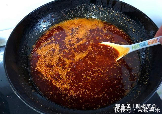 炸辣椒油时,万万不可直接浇热油,多加1步,辣油香辣红亮特解馋