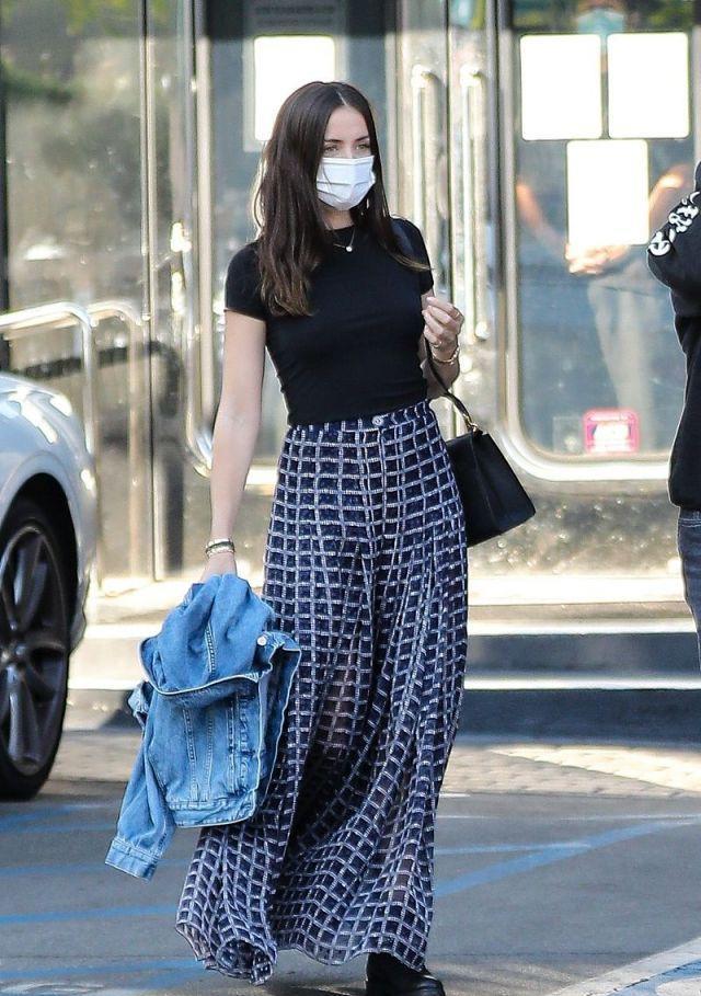 尽显|安娜德阿玛斯穿黑T恤搭格纹群尽显浪漫洒脱气质, 身段超迷人