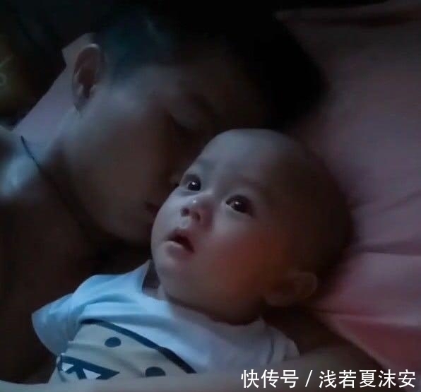 吵醒|宝宝和爸爸睡觉,被爸爸呼噜声吵醒,这个表情亮了
