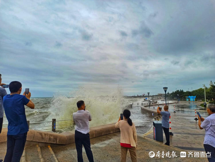 惊涛拍岸！台风＂烟花＂到来前，日照灯塔风景区波涛汹涌|情报站| 壹粉