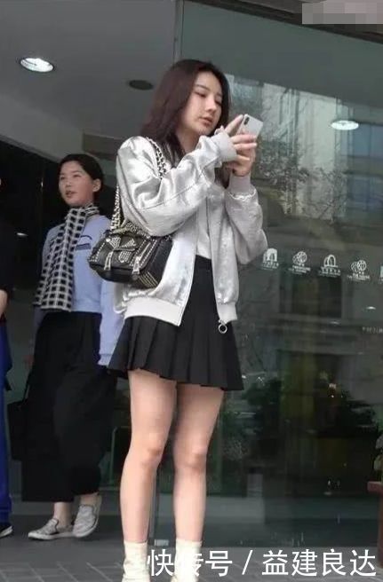 美女|街拍：气质清秀的时尚小姐姐，柔美裙子搭配休闲衫，时尚大方