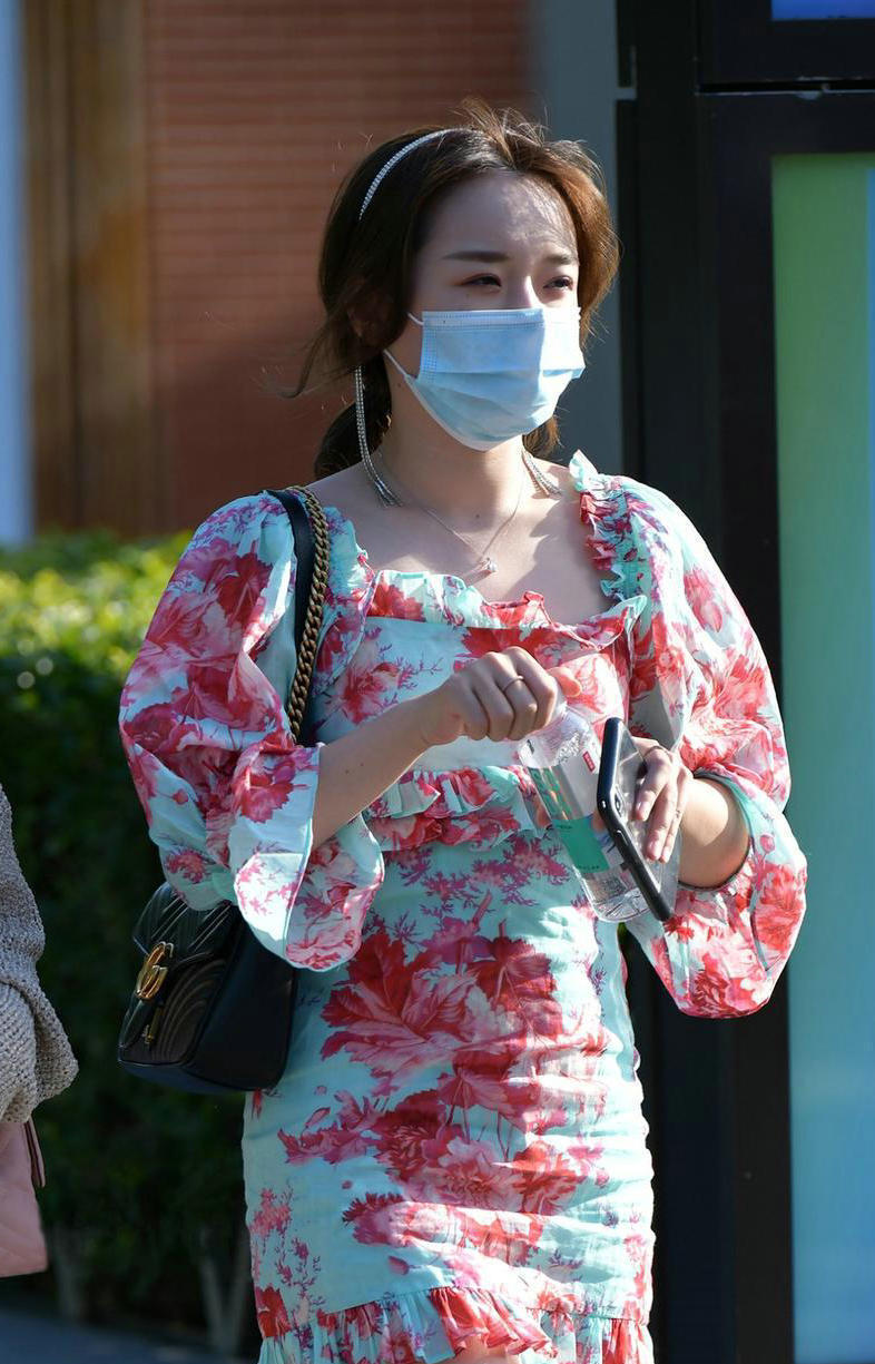 高跟鞋 印花连衣裙搭配铆钉凉拖鞋,这样穿清爽凉快又惹眼好看