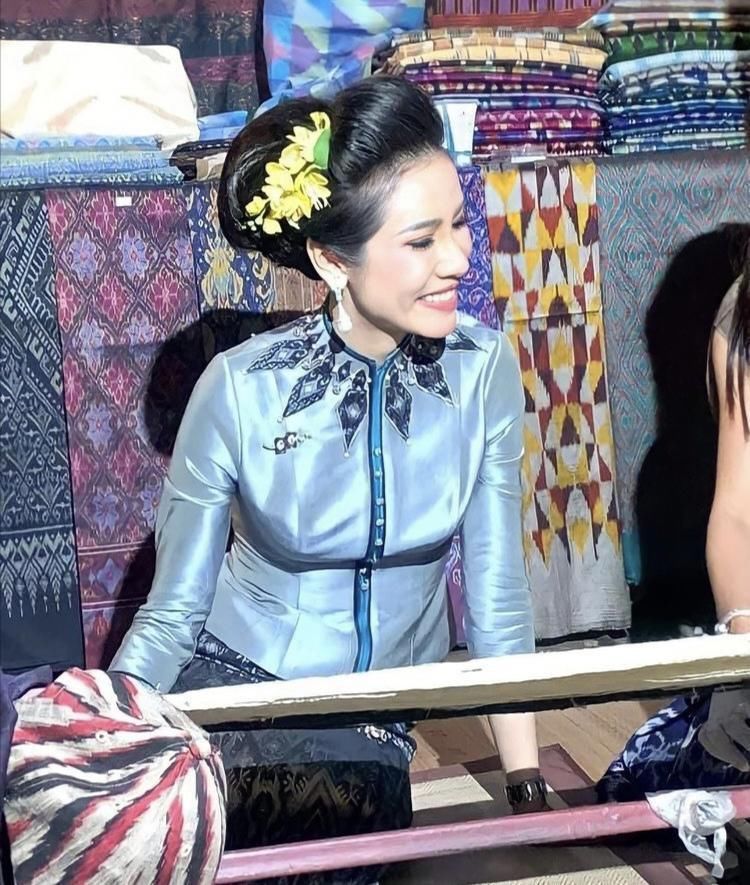 泰国贵妃越来越受宠,泰王穿情侣装陪她逛街,连王后都没这待遇