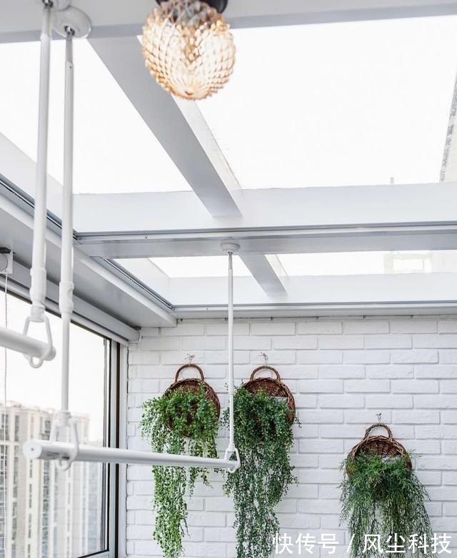 衣服|阳台和客厅打通后,衣服晾哪里?5种办法解决,让你不再困扰!