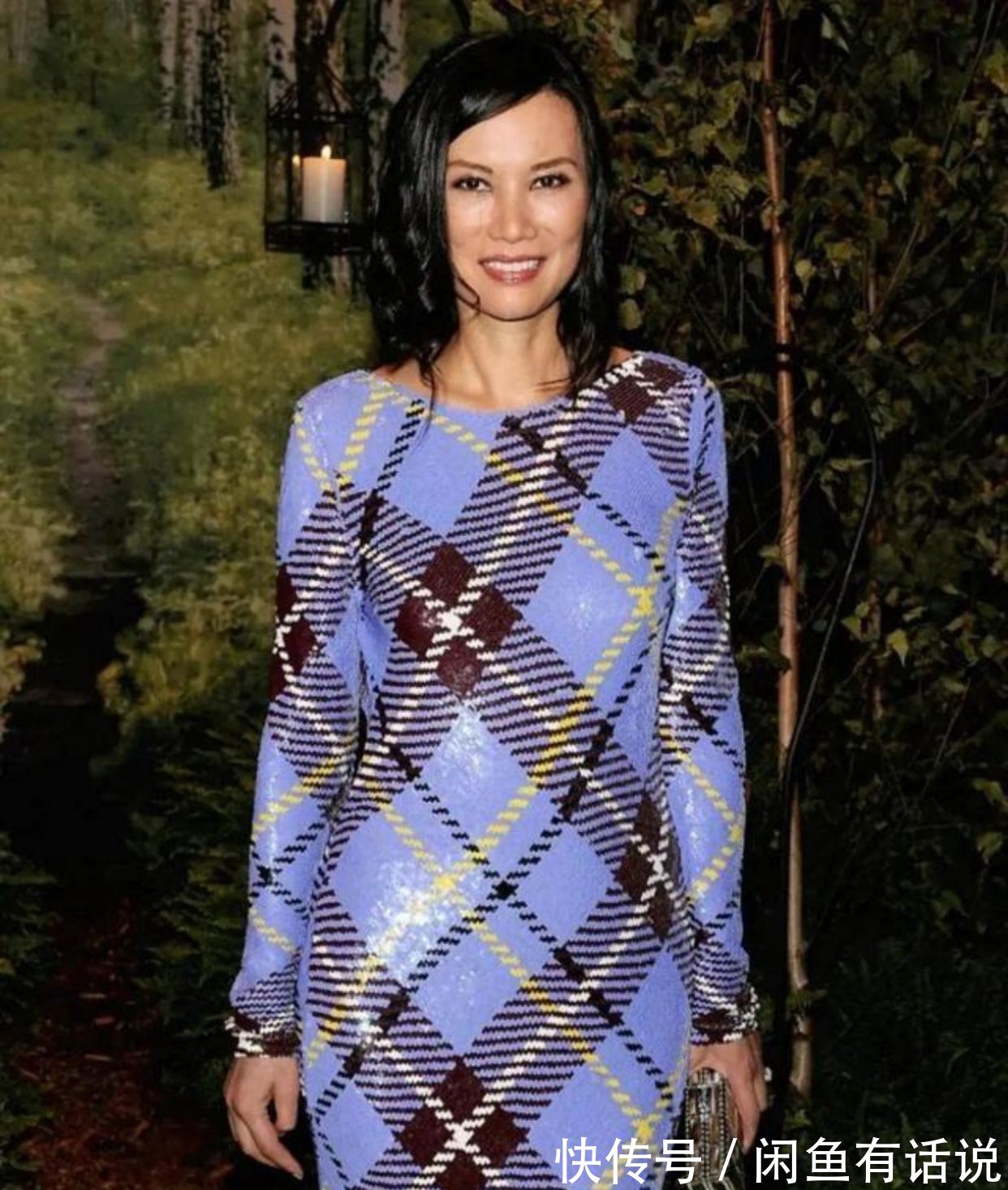 收腰|邓文迪越老越有魅力,穿深V礼服配高定珠宝,气质拿捏得真到位