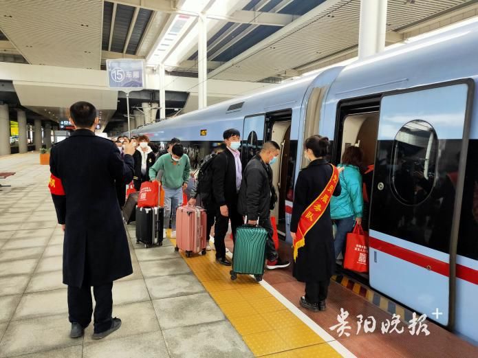 贵阳北站开行两趟返岗专列 运送近千名