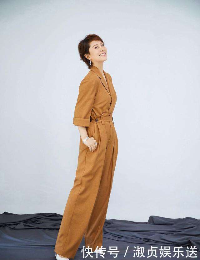 周涛|51岁的周涛身材也太好了,黑色连体裤配低马尾优雅减龄,气质出众