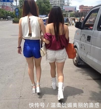 楼梯|姑娘今天裙子穿的有点紧,上个楼梯都需要别人帮助!