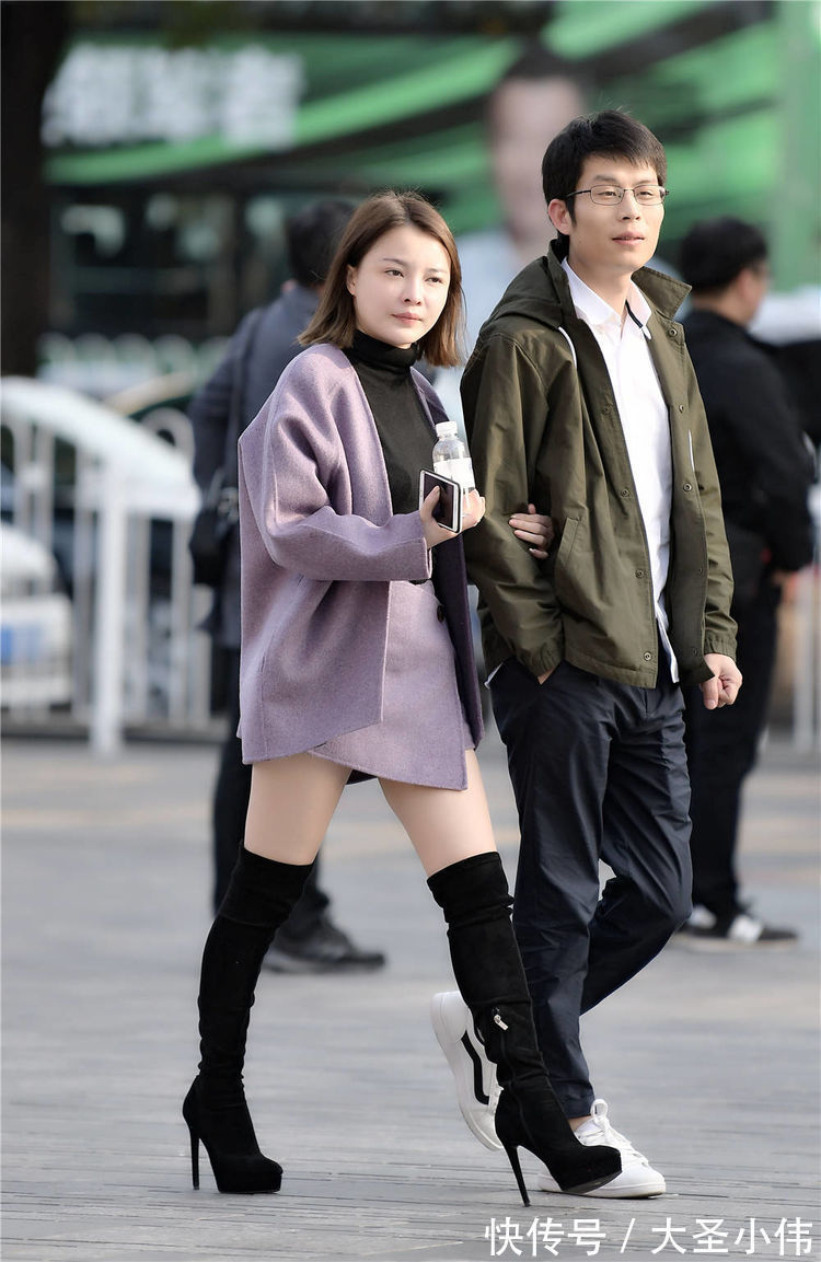 短裙|美女街拍:黑色细高跟过膝长靴,浅紫色呢子短裙和开衫,搭配出简约风格
