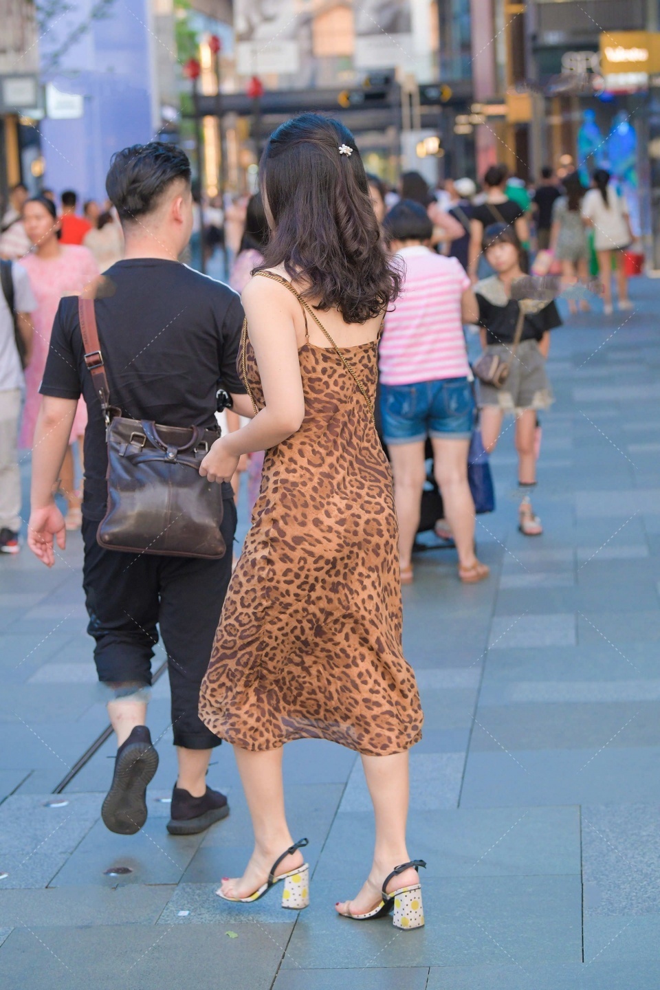 气场|充满着成熟魅力的豹纹吊带裙，穿上之后，更显气场强大