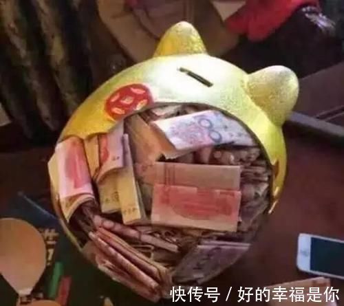 宝妈|儿子期末考试得了第一名，宝妈砸开存钱罐给奖励，一锤下去却懵了