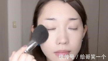 妆容 为何“粉底液”刚上脸时很白,到下午却变暗沉因为多数人都做错了!