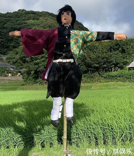 鬼灭之刃|日本网友偶然在田间看见《鬼灭之刃》稻草人,这下子鬼都不敢来了
