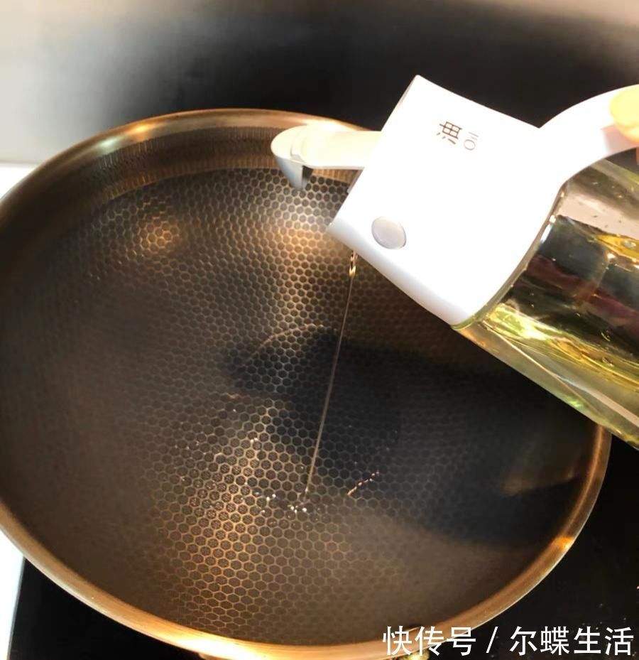 灶台|原来不懂,厨房瓶瓶罐罐堆灶台!其实早该这样弄,干干净净又高级