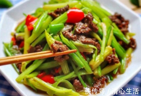 美味|芹菜跟它一起炒,鲜香美味开胃,隔三差五吃一次,2块钱做一大盘