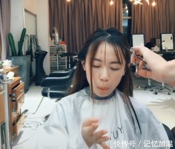 抬头|女生理发时“吃鸡”太专注,抬头看到新发型,妈呀镜子里的是谁