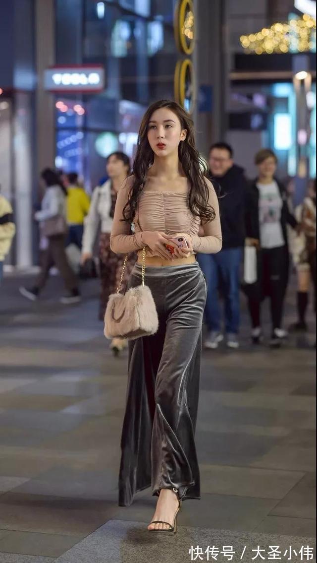 穿搭|美女街拍:碎花连衣裙,在这位美女身上出来,优雅气质散发