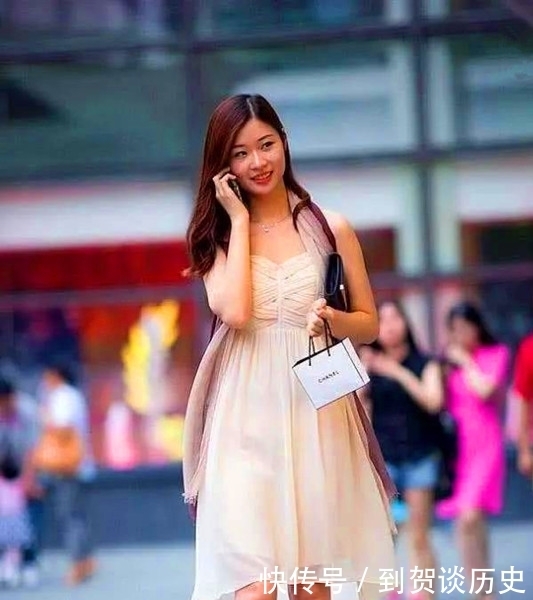  白皙|时尚靓丽的街头美女，靓丽的颜值和白皙的肌肤非常吸引关注