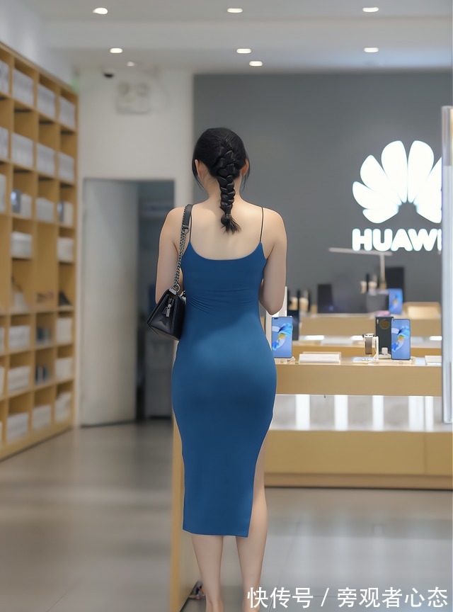 修身 对身材曼妙的女人来说,穿上修身吊带裙不仅性感,而且很有韵味