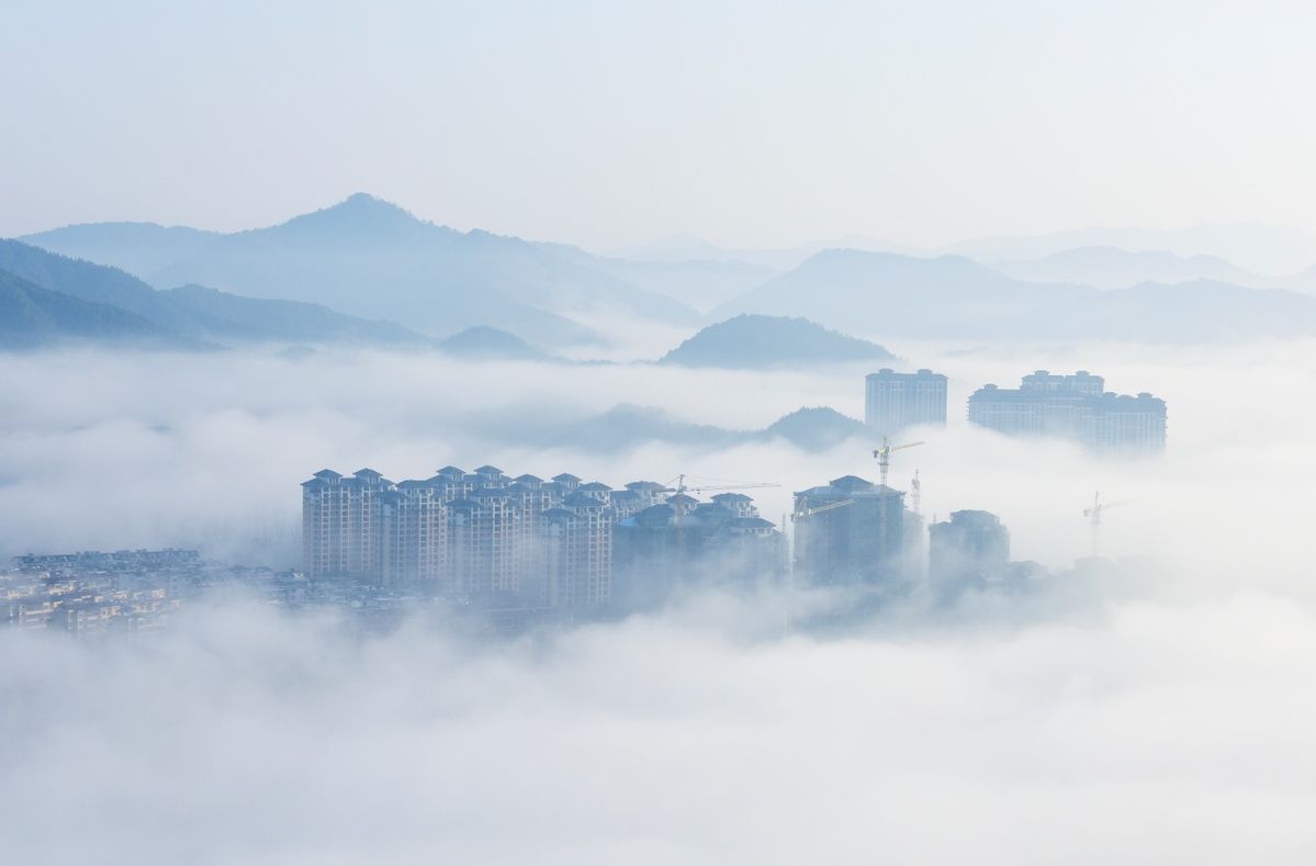 江西德兴：晨雾绕城美如画