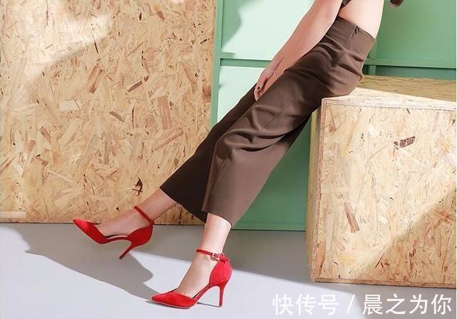 一字扣 尖头细高跟鞋,展现优美的足部线条,散发女性的优雅姿态