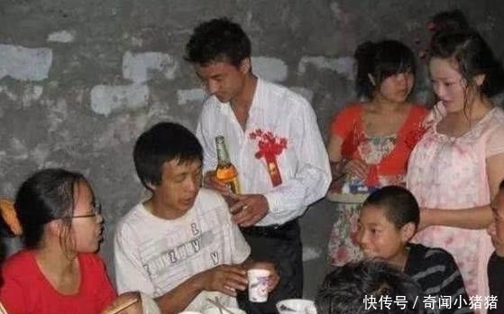 睡衣|奇闻：“最寒酸婚礼”走红，新娘穿睡衣上阵，让网友重新相信爱情