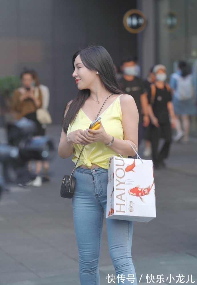 微胖女孩|微胖女孩身穿黄色的上衣搭配牛仔裤，即使搭配简约的单品，也显得很时尚