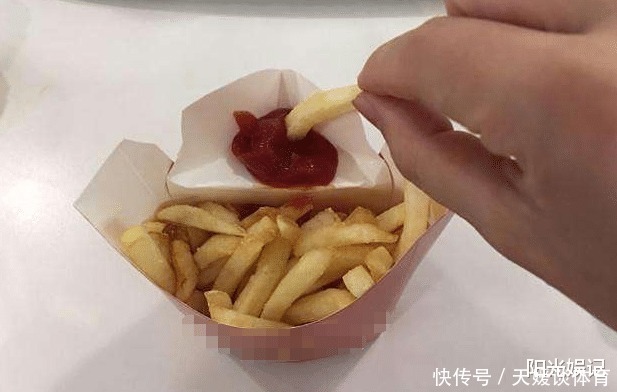 才知道,肯德基提供了挤番茄酱的地方,而我没发现,都挤在餐纸上